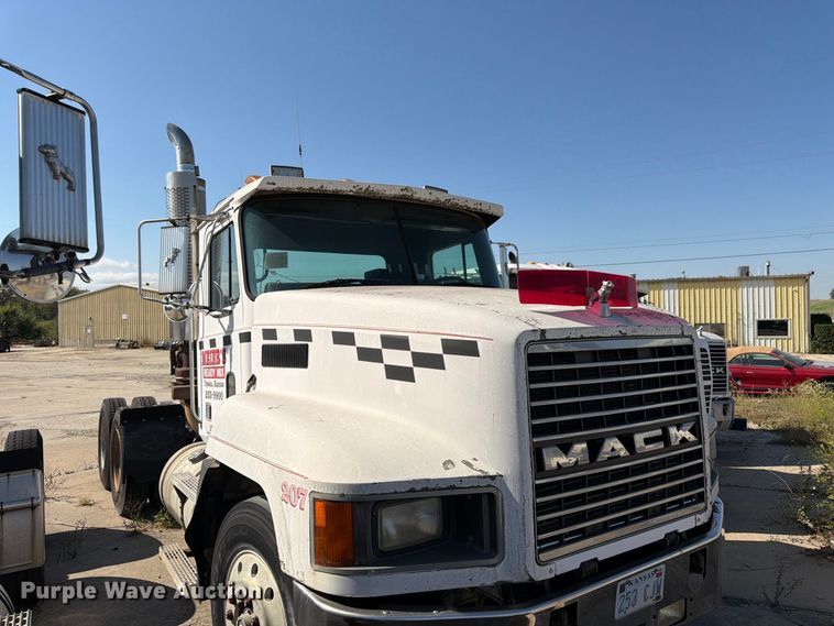 image for item DT3058 1992 Mack CH600 semi truck