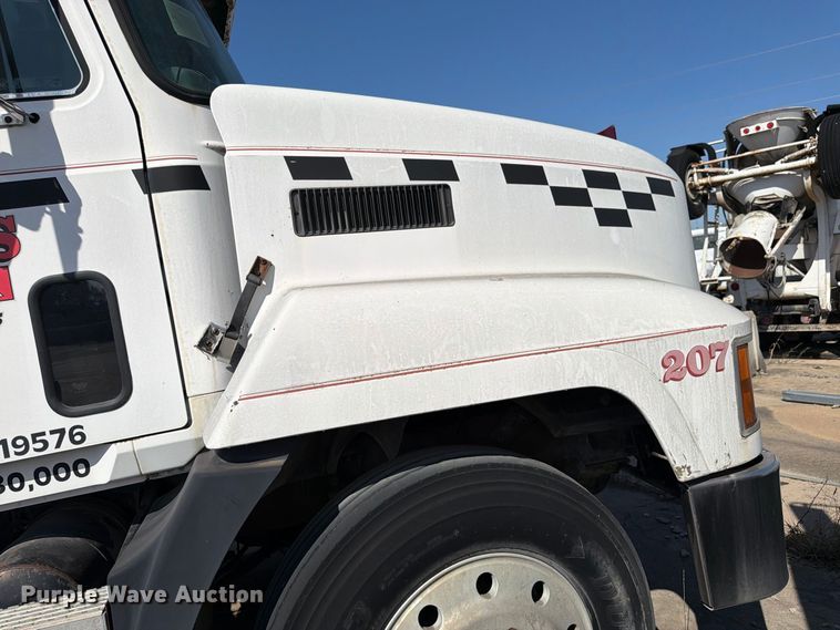 image for item DT3058 1992 Mack CH600 semi truck