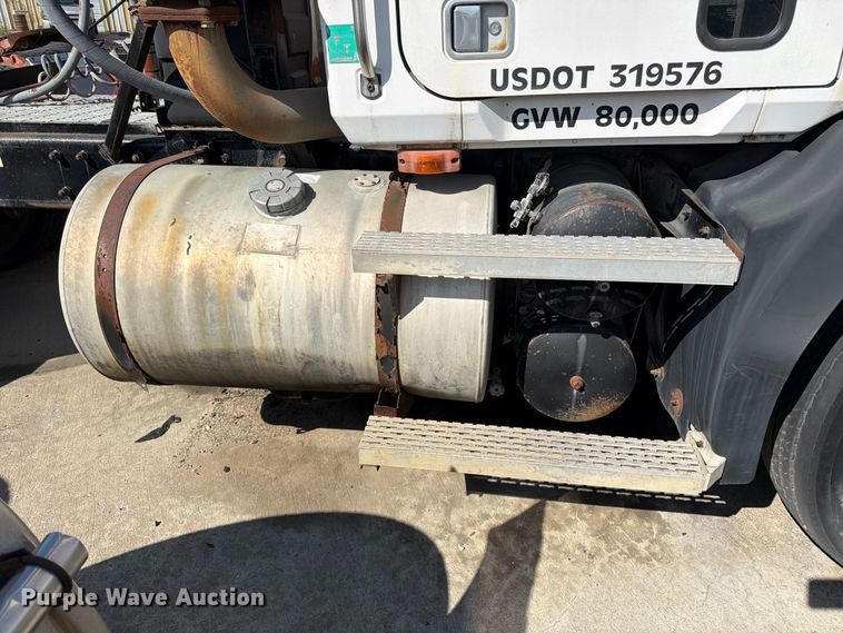 image for item DT3058 1992 Mack CH600 semi truck