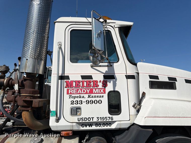 image for item DT3058 1992 Mack CH600 semi truck