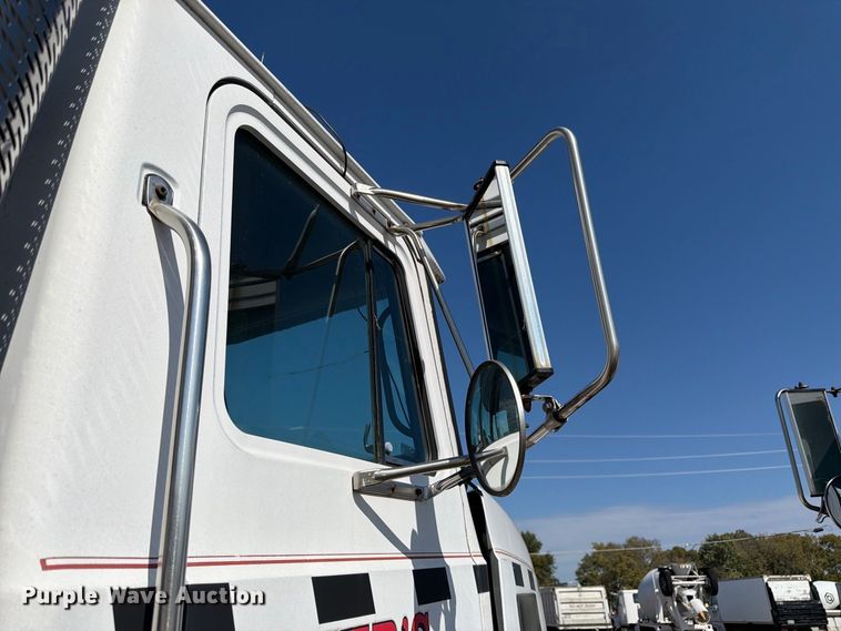 image for item DT3058 1992 Mack CH600 semi truck