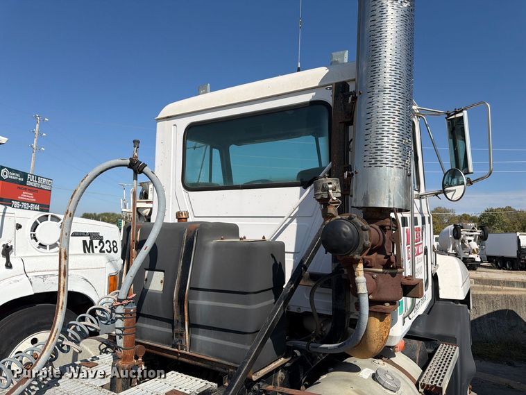 image for item DT3058 1992 Mack CH600 semi truck