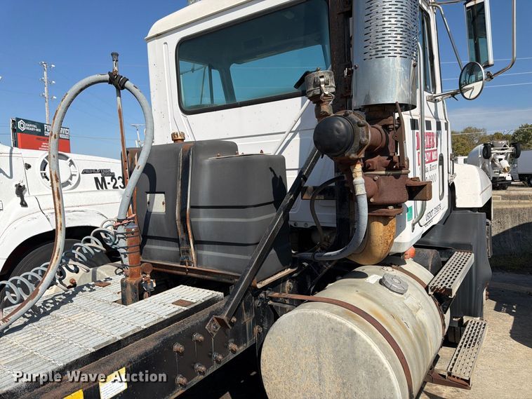 image for item DT3058 1992 Mack CH600 semi truck