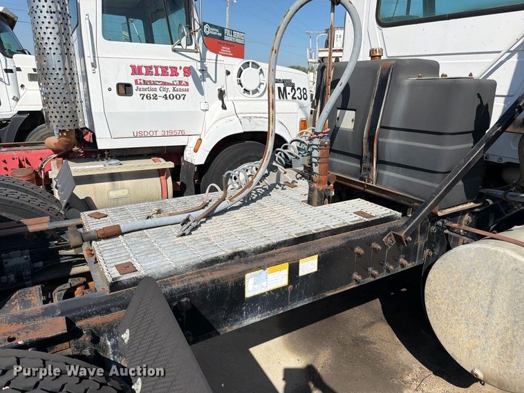 image for item DT3058 1992 Mack CH600 semi truck