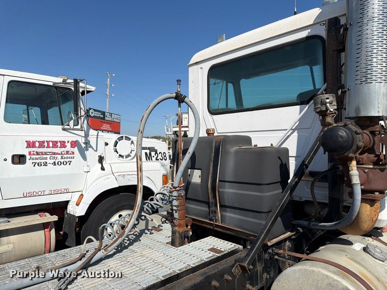 image for item DT3058 1992 Mack CH600 semi truck