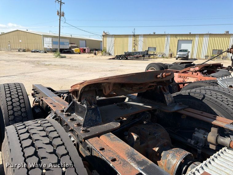 image for item DT3058 1992 Mack CH600 semi truck