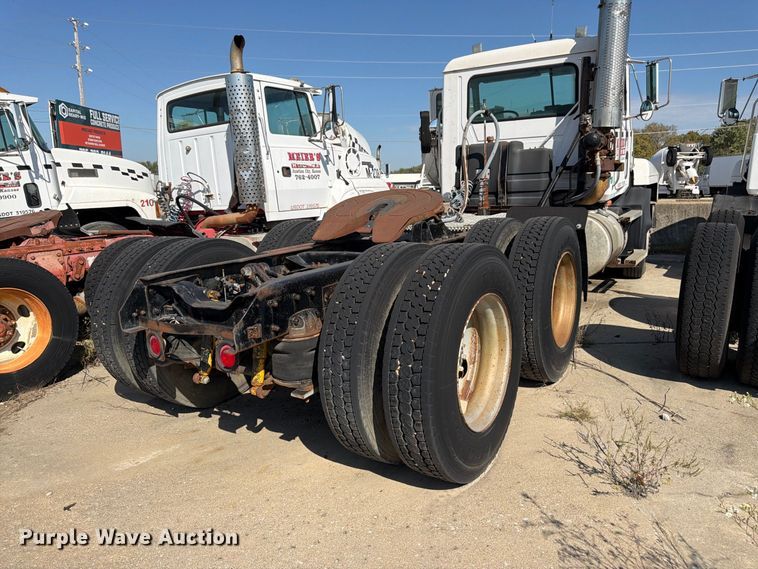 image for item DT3058 1992 Mack CH600 semi truck