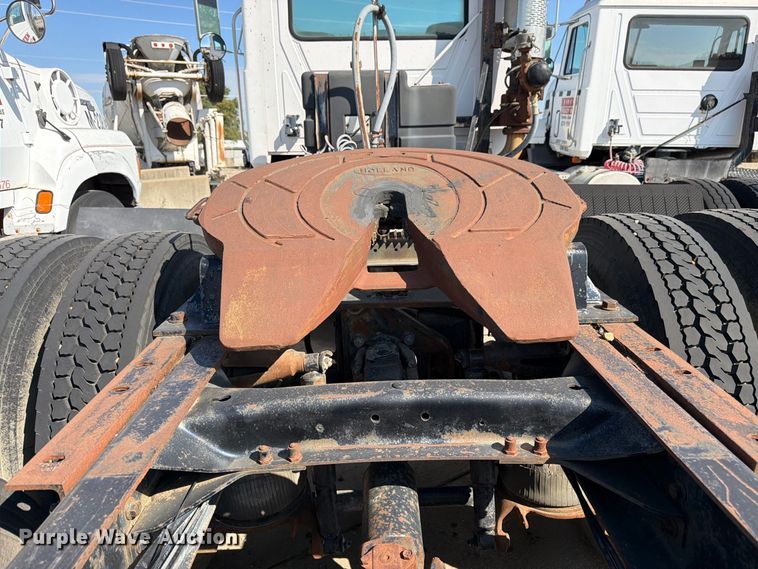 image for item DT3058 1992 Mack CH600 semi truck