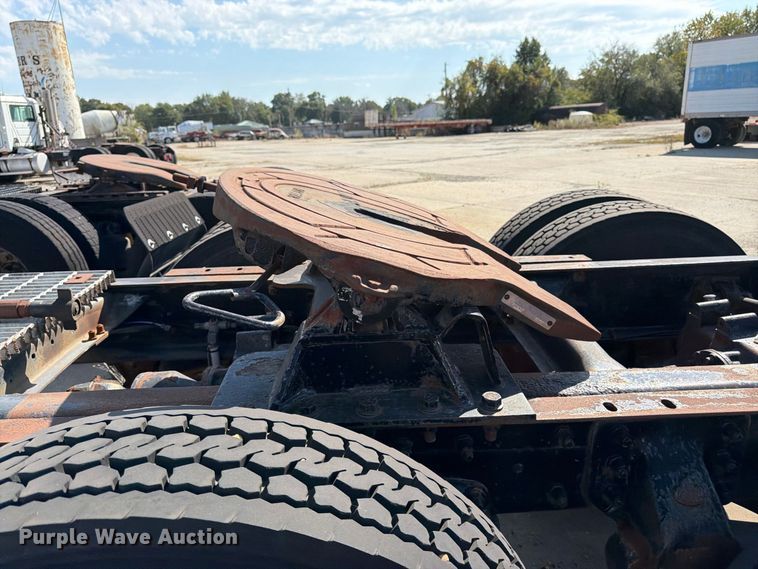 image for item DT3058 1992 Mack CH600 semi truck