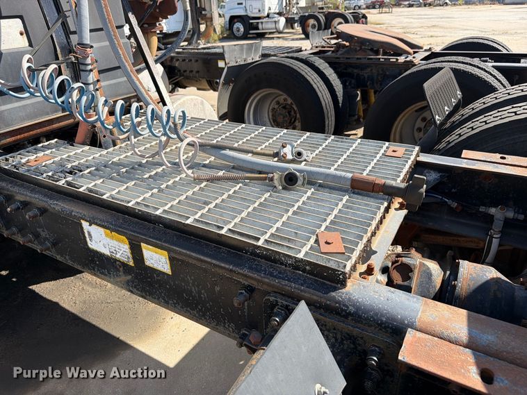 image for item DT3058 1992 Mack CH600 semi truck