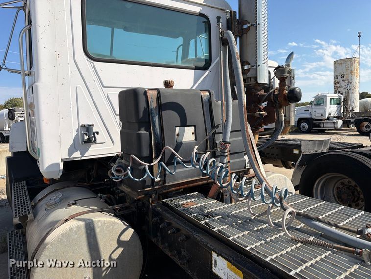 image for item DT3058 1992 Mack CH600 semi truck