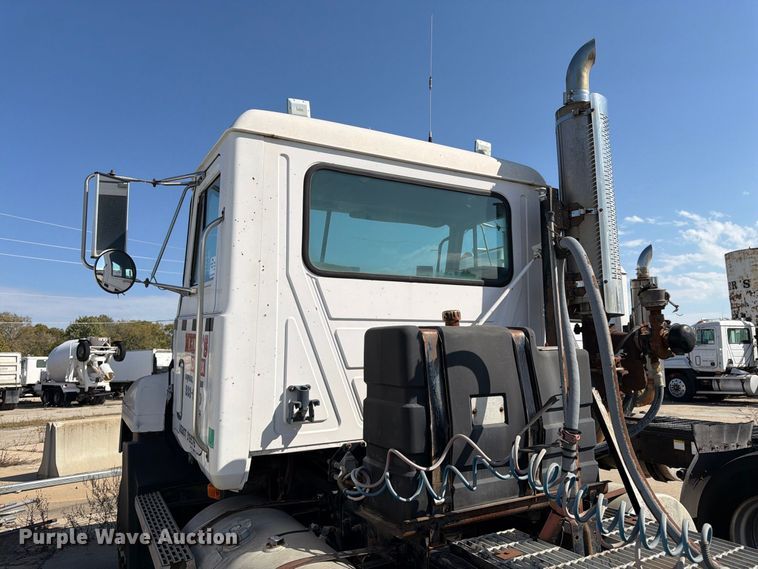 image for item DT3058 1992 Mack CH600 semi truck
