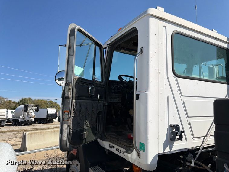 image for item DT3058 1992 Mack CH600 semi truck