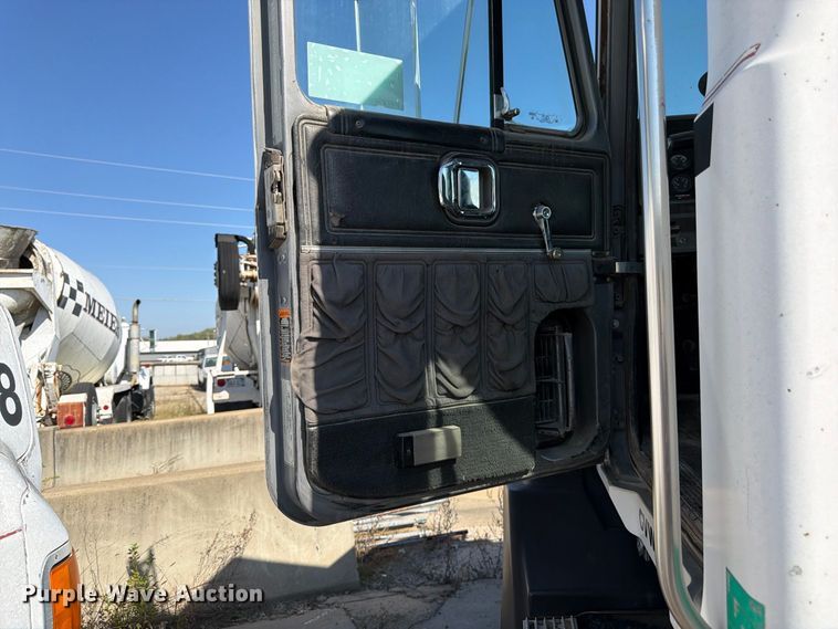 image for item DT3058 1992 Mack CH600 semi truck