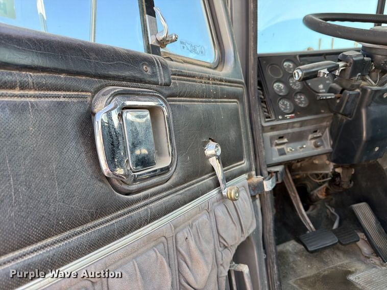 image for item DT3058 1992 Mack CH600 semi truck