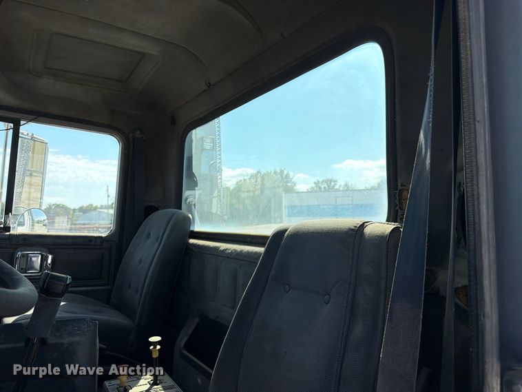 image for item DT3058 1992 Mack CH600 semi truck