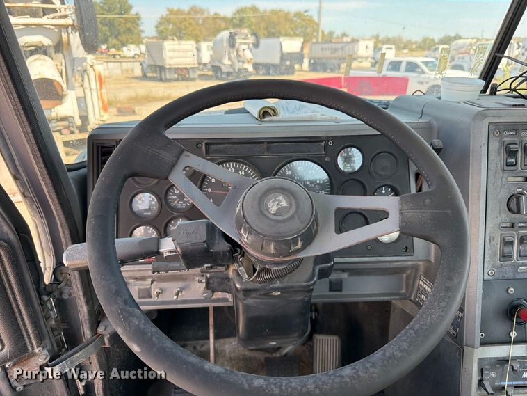 image for item DT3058 1992 Mack CH600 semi truck
