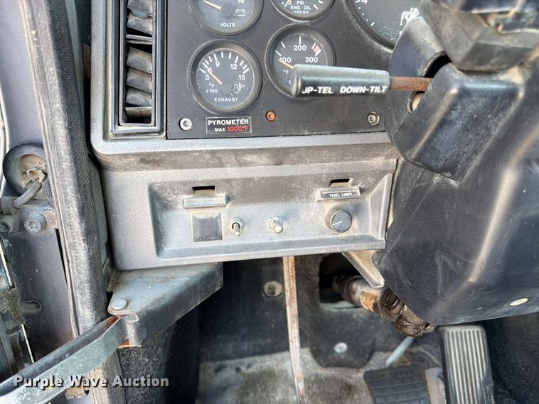 image for item DT3058 1992 Mack CH600 semi truck