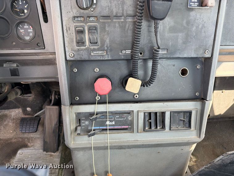 image for item DT3058 1992 Mack CH600 semi truck