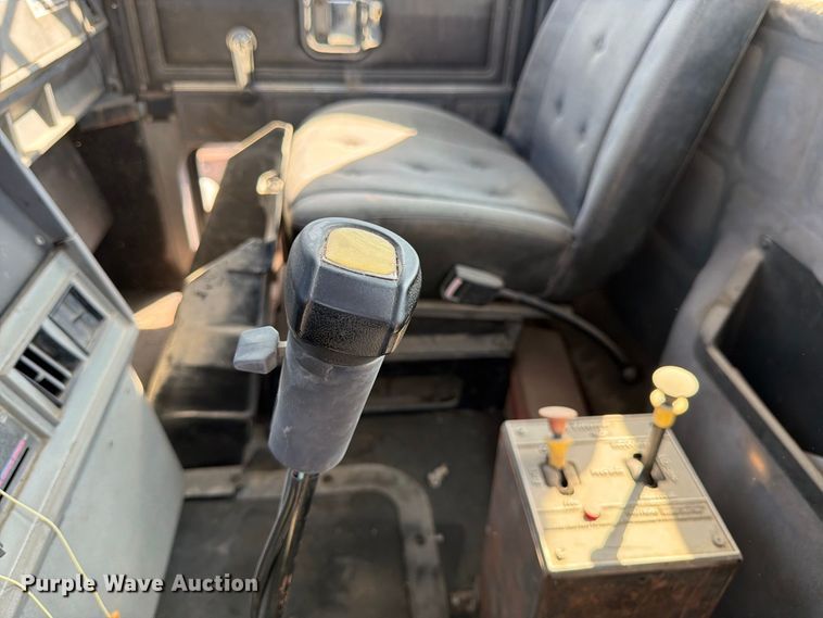 image for item DT3058 1992 Mack CH600 semi truck