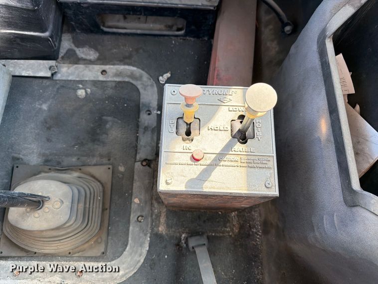image for item DT3058 1992 Mack CH600 semi truck