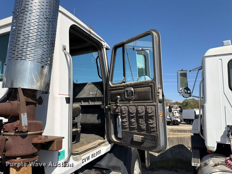 image for item DT3058 1992 Mack CH600 semi truck