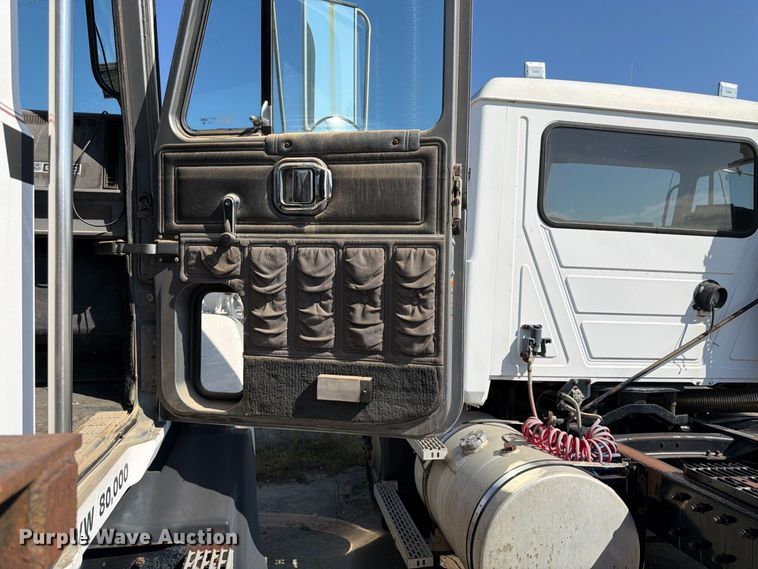 image for item DT3058 1992 Mack CH600 semi truck