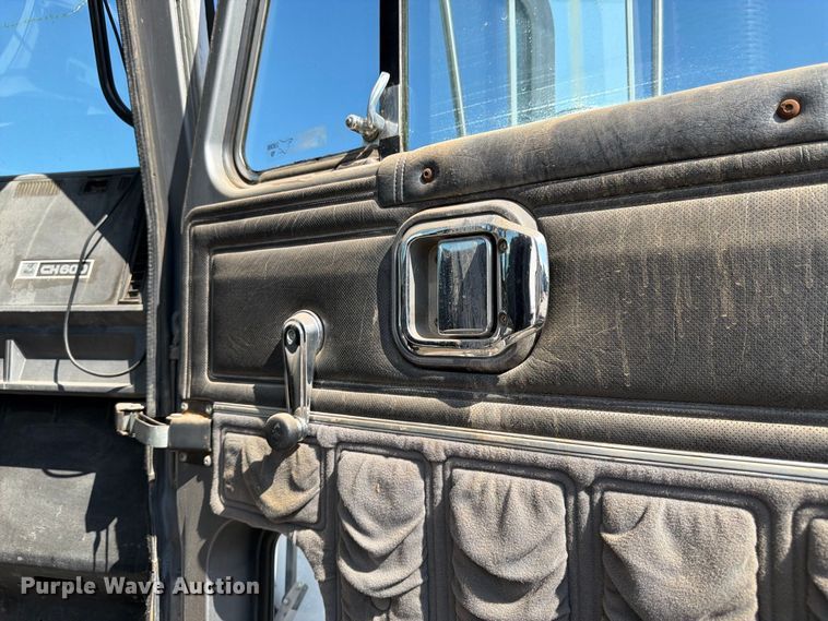 image for item DT3058 1992 Mack CH600 semi truck