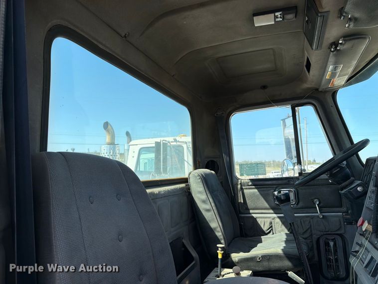 image for item DT3058 1992 Mack CH600 semi truck