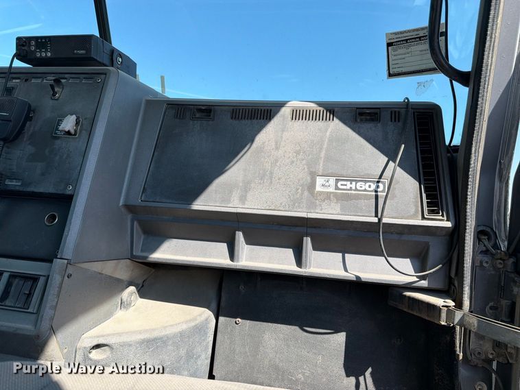 image for item DT3058 1992 Mack CH600 semi truck