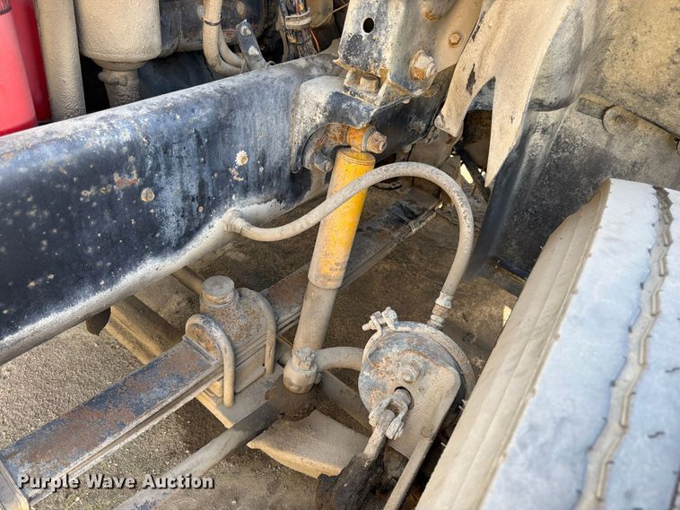 image for item DT3058 1992 Mack CH600 semi truck