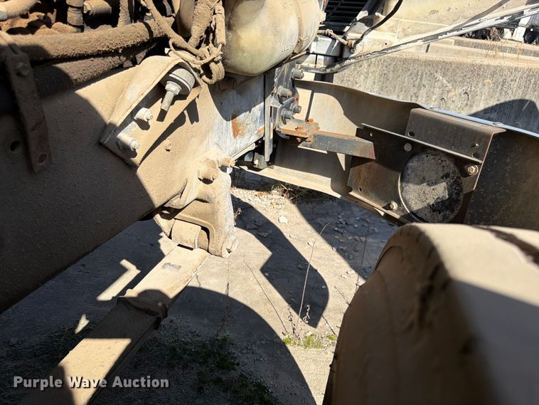 image for item DT3058 1992 Mack CH600 semi truck