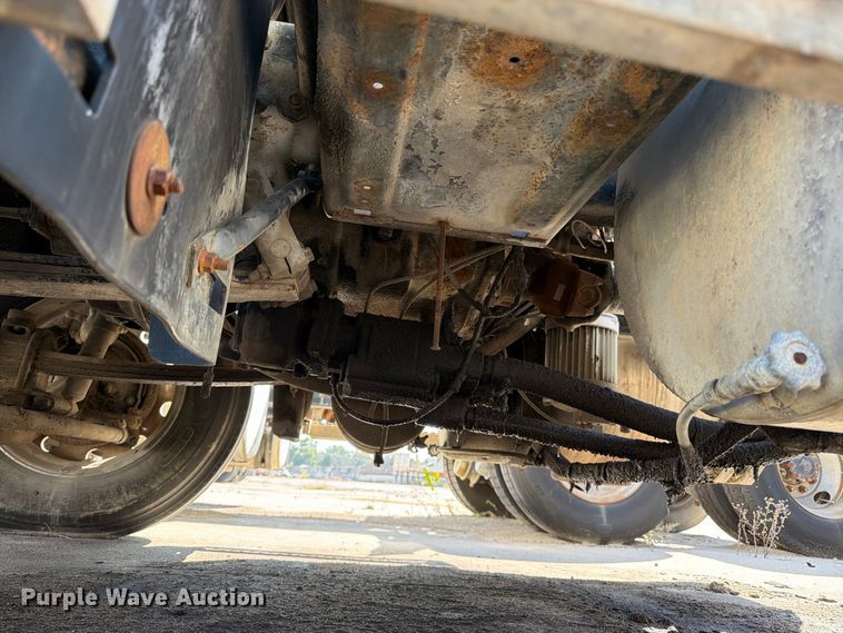 image for item DT3058 1992 Mack CH600 semi truck