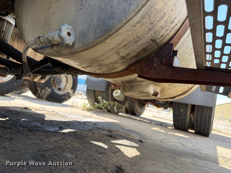 image for item DT3058 1992 Mack CH600 semi truck
