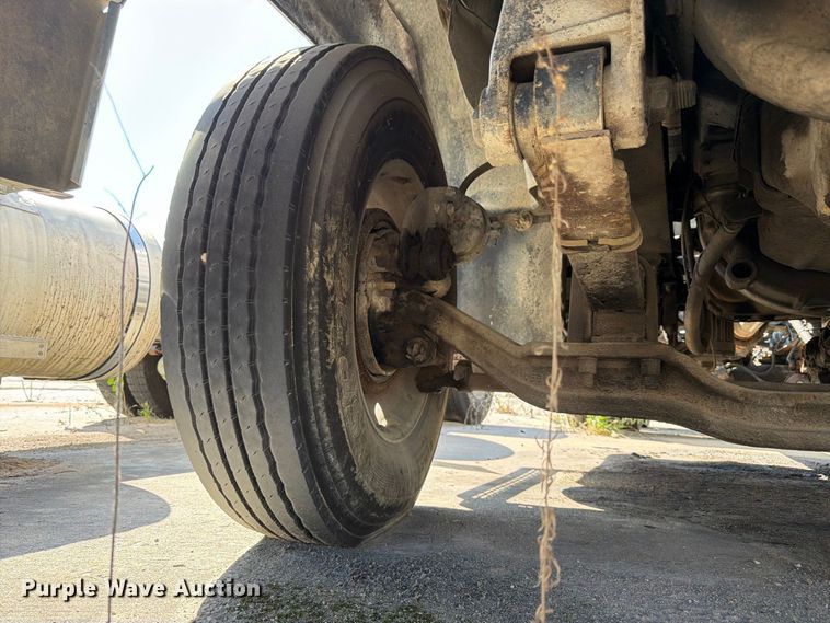 image for item DT3058 1992 Mack CH600 semi truck
