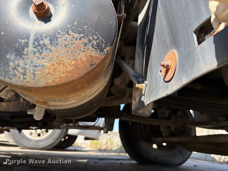 image for item DT3058 1992 Mack CH600 semi truck