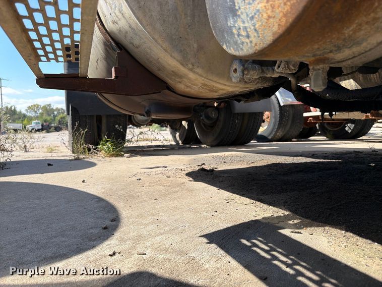 image for item DT3058 1992 Mack CH600 semi truck