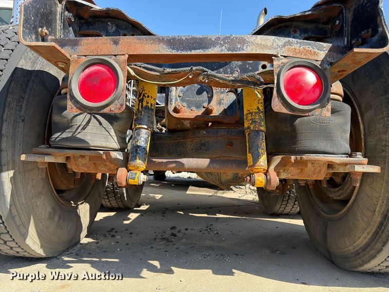 image for item DT3058 1992 Mack CH600 semi truck
