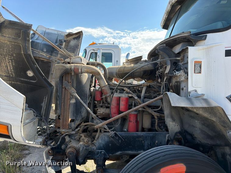image for item DT3058 1992 Mack CH600 semi truck