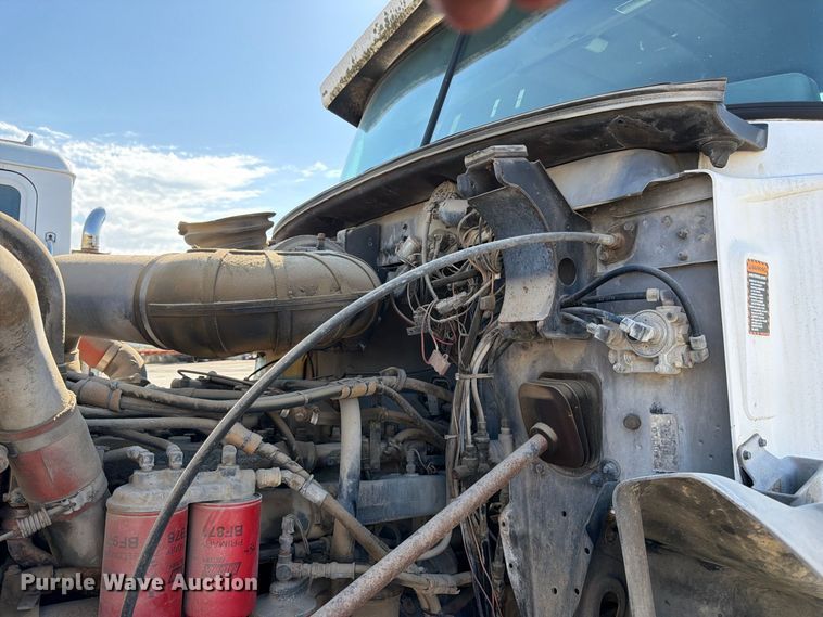 image for item DT3058 1992 Mack CH600 semi truck