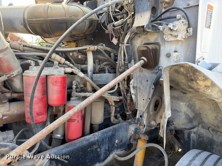 image for item DT3058 1992 Mack CH600 semi truck
