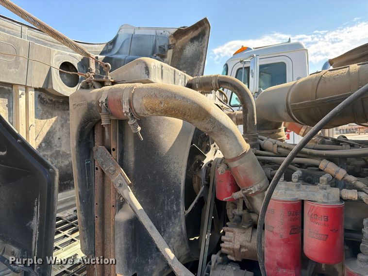 image for item DT3058 1992 Mack CH600 semi truck