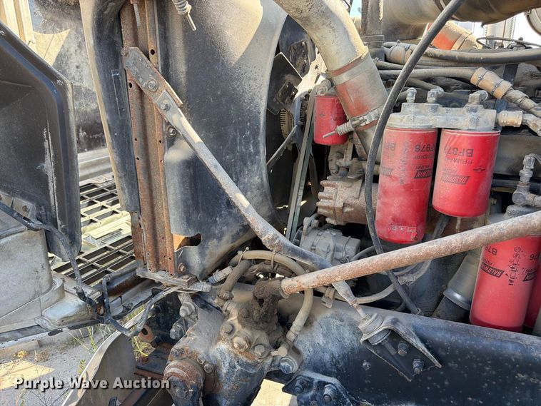 image for item DT3058 1992 Mack CH600 semi truck