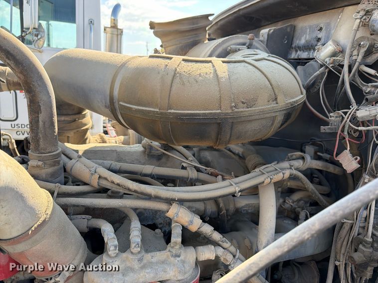 image for item DT3058 1992 Mack CH600 semi truck