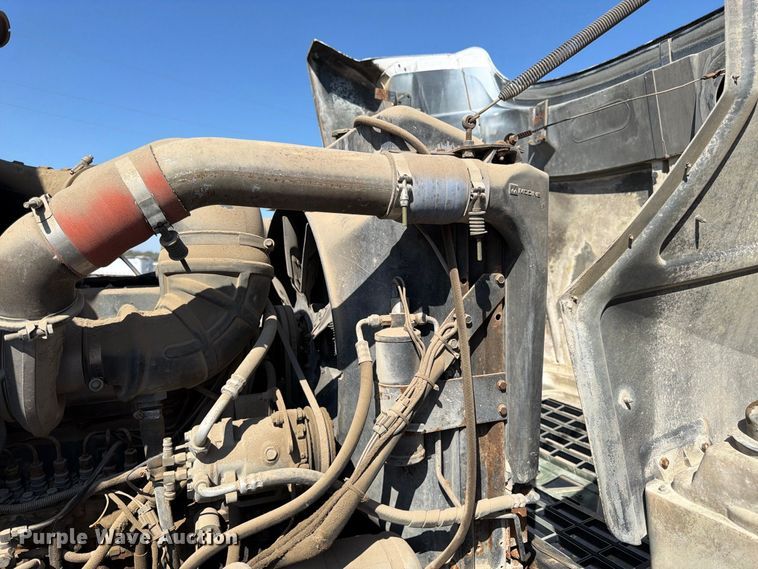 image for item DT3058 1992 Mack CH600 semi truck
