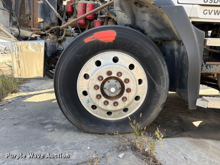 image for item DT3058 1992 Mack CH600 semi truck