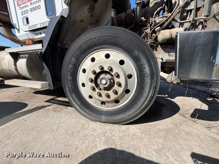image for item DT3058 1992 Mack CH600 semi truck