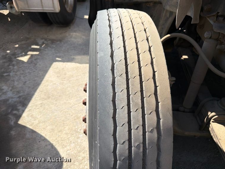 image for item DT3058 1992 Mack CH600 semi truck
