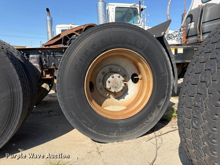 image for item DT3058 1992 Mack CH600 semi truck