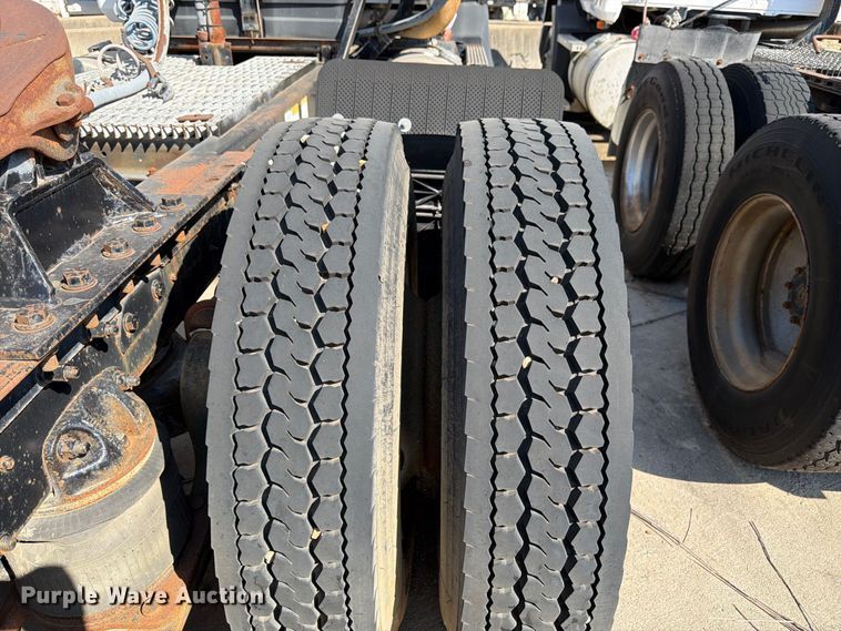image for item DT3058 1992 Mack CH600 semi truck